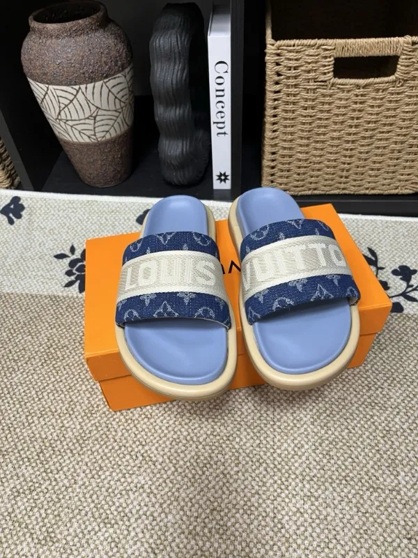 P320💰[New model] Long-term availability, 2025 new model, couple model [LOUlS VUlTTON] comes with drawer box, bag, card, invoice "Louis Vuitton ~ unique modern sandals. 》LV counter purchasing 🏃Men's and women's casual slippers, sold at the same time at the counter, the original old flower material upper is soft and comfortable, (refuses to discolor and rub the feet) sole: original factory special combination original sole, code number: 35--46 4 multiple colors 🉑️ to choose from